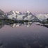 Die Furocla Surlej – ein wunderbarer Ort im Oberengadin. Simon Walther fotografiert den Biancograt, den Piz Bernina, den Piz Roseg und den Tschiervagletscher, welche sich in einer kleinen Wasserpfütze spiegeln.