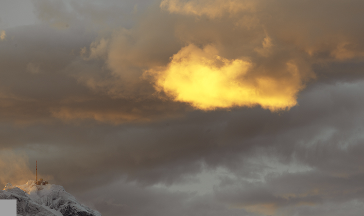Farbige Wolken über dem Säntis an einem Wintermorgen.
