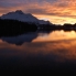 Der Silsersee im Oberengadin glänzt im feuerroten Abendlicht.