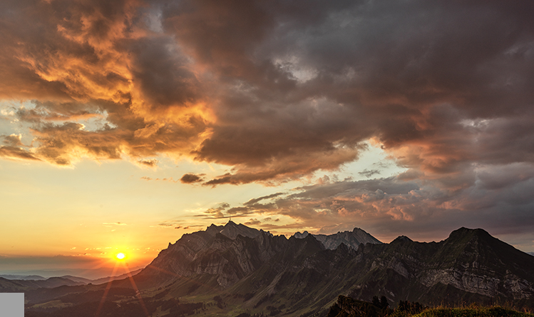 Der Schweizer Grafiker und Fotograf fotografiert auf dem Stockberg im Toggenburg den Sonnenuntergang beim SÃ¤ntis-Massiv.