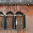 Fensterzeile an einer alten Fassade in Venedig