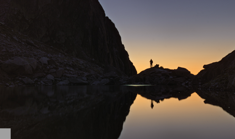 Simon Walther ist Grafiker und Fotograf und fotografiert an einem Sommermorgen das Morgenrot bei der Sidelenhütte.